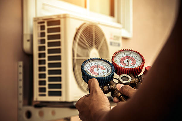 Professional Hvac technician working in Haubstadt, IN